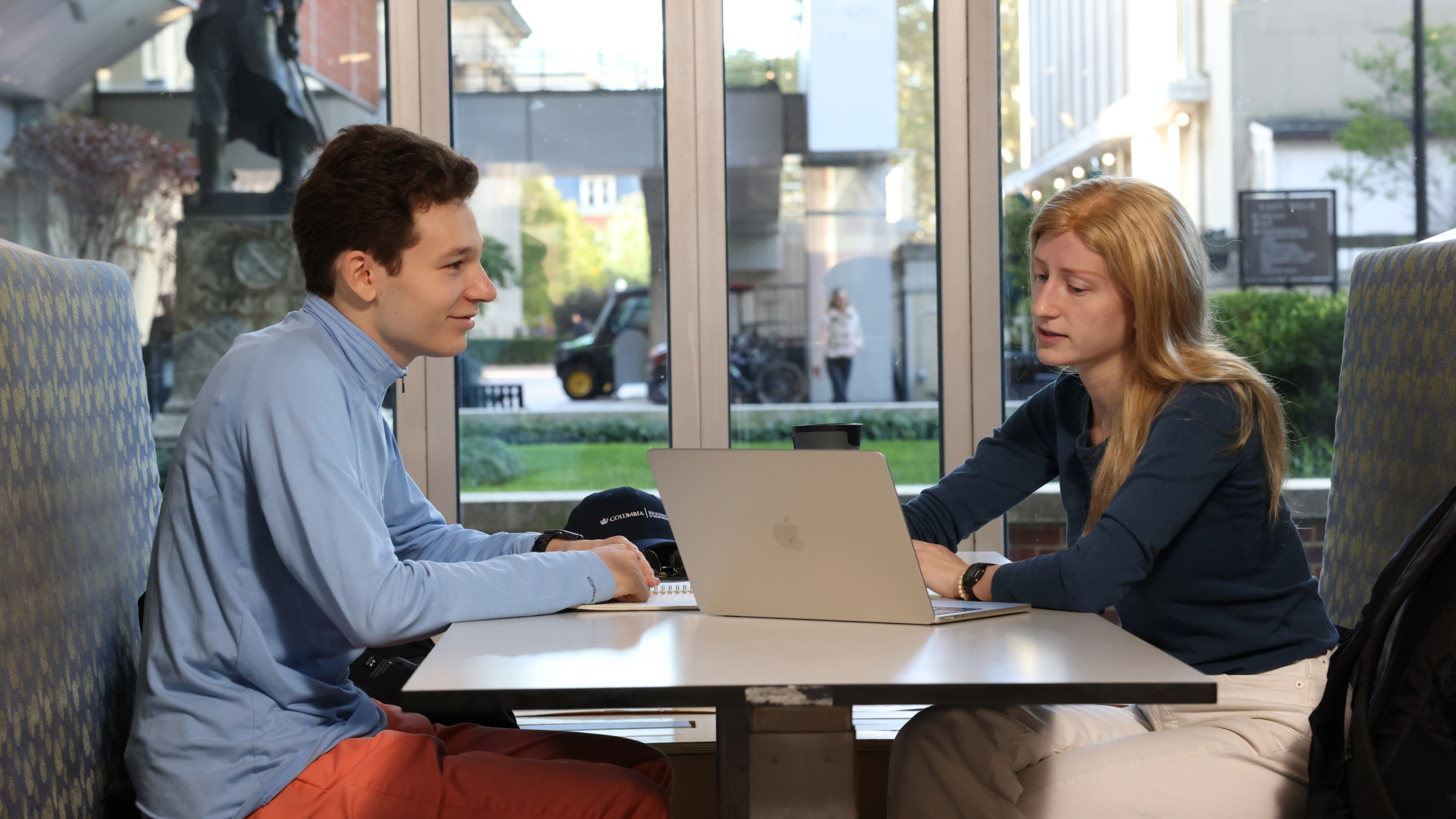 A faculty member at Columbia Engineering mentors a student.