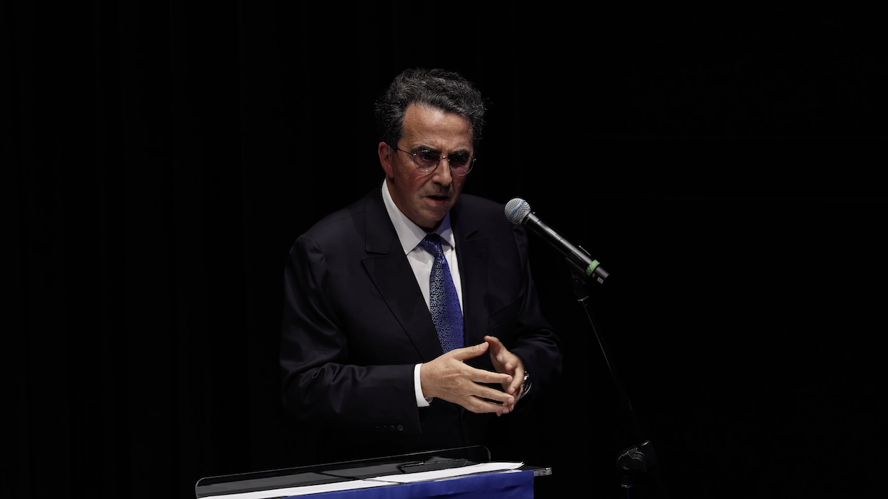Santiago Calatrava speaking from a podium