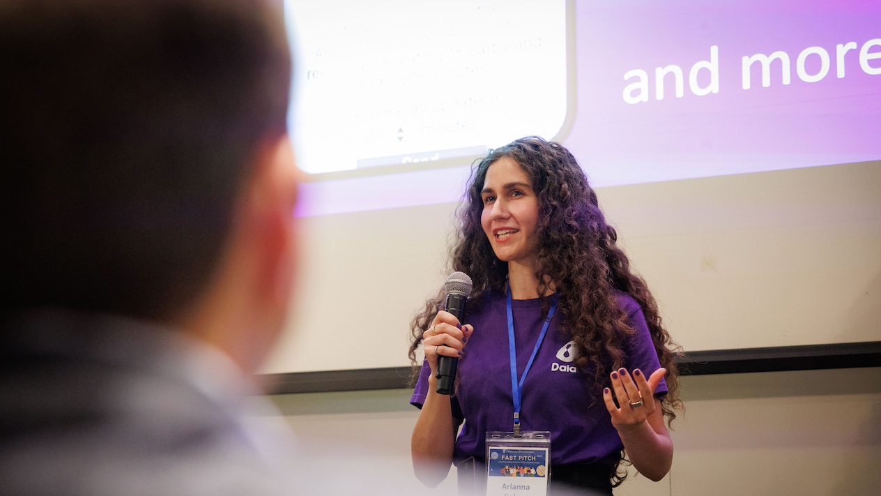 Team leader Jacqueline Deprey ’26MBAxMS presents her 60-second pitch for Daia Diabetes. 
