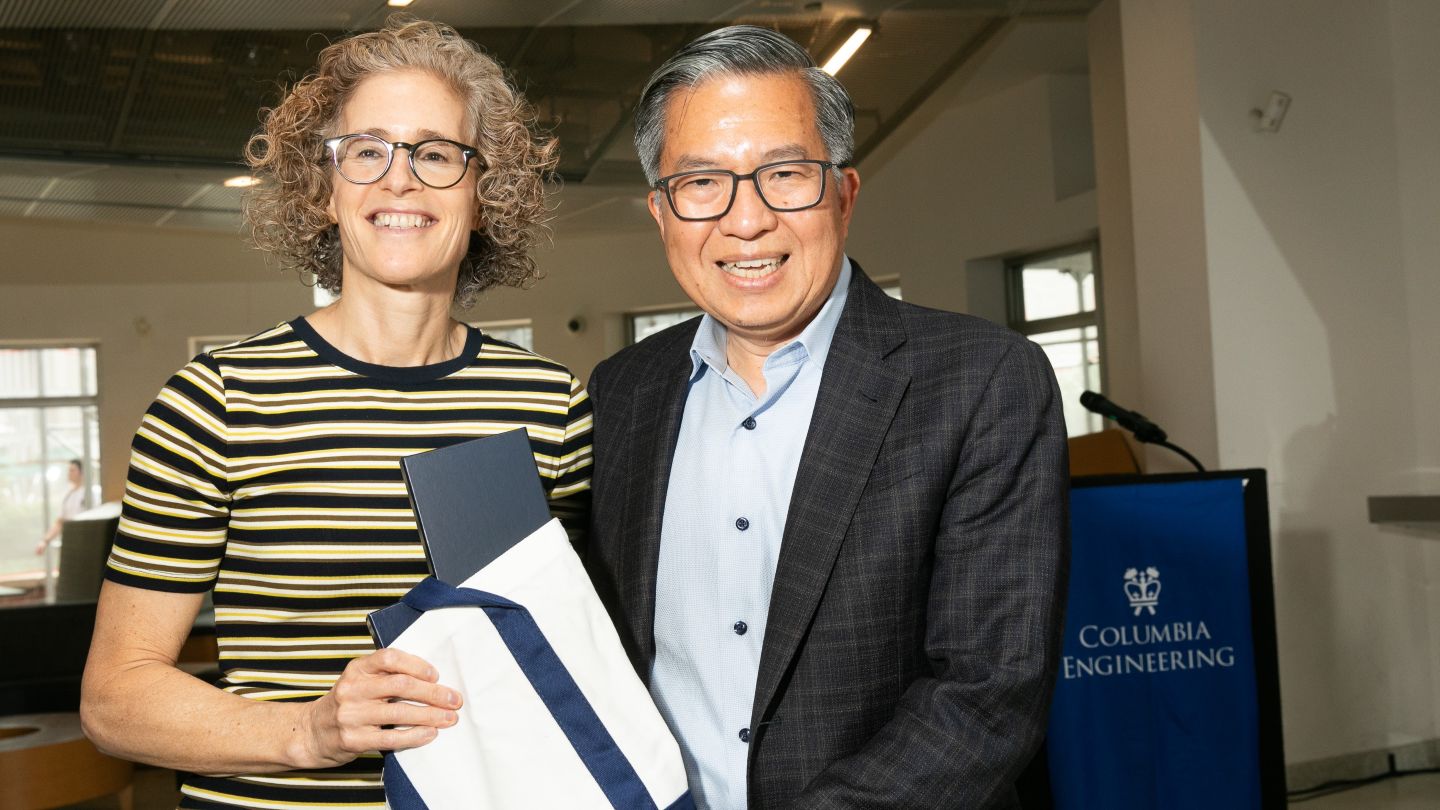 Keren Bergman poses with Dean Shih-Fu Chang while holding a tote bag.