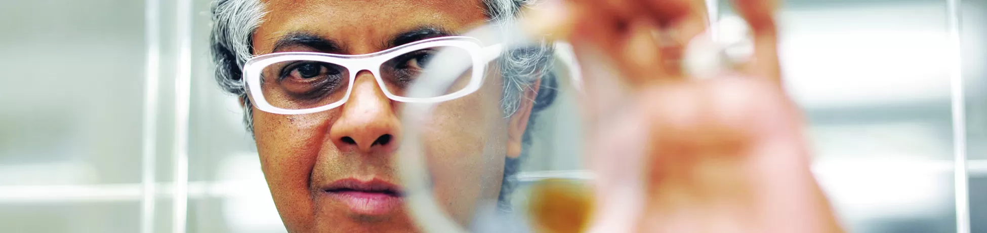 Man holding lense