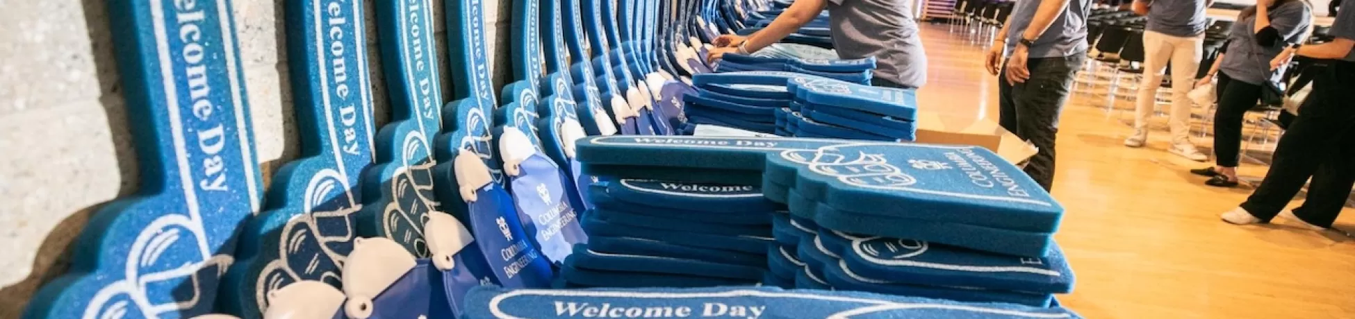 welcome day foam fingers
