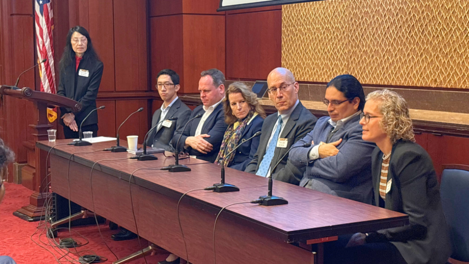 Faculty from Columbia and Stony Brook University speak to congressional staffers about quantum research.