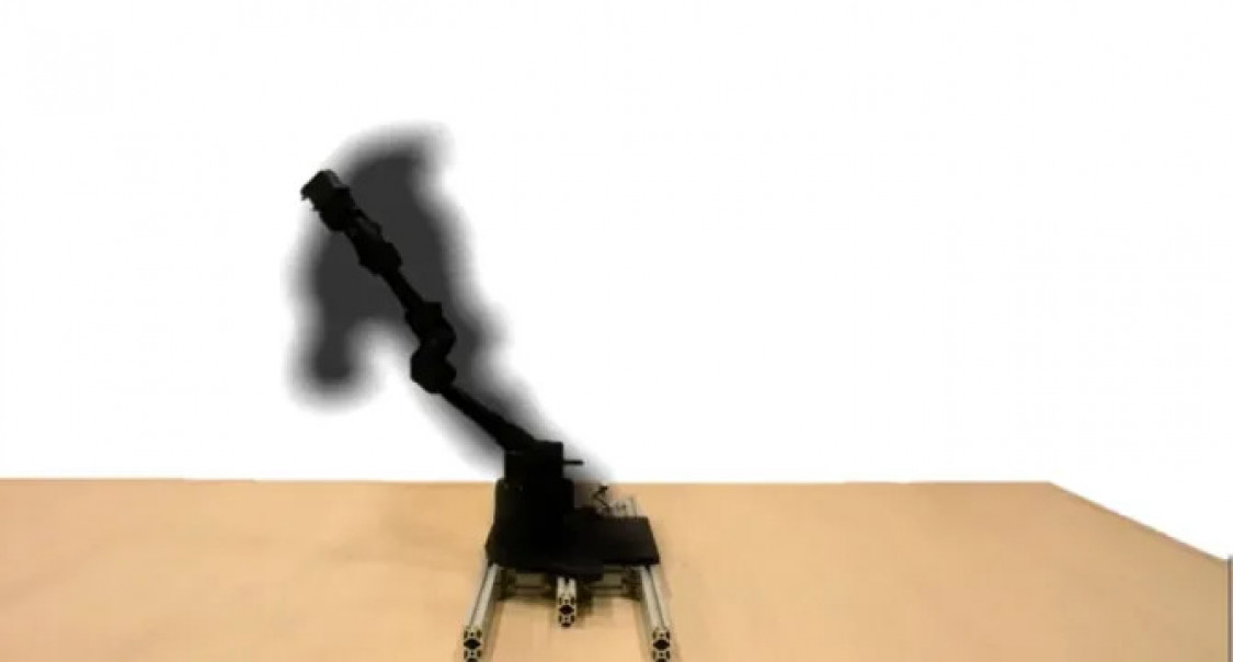 The robotic arm knows where it stands in 3D space even as it moves