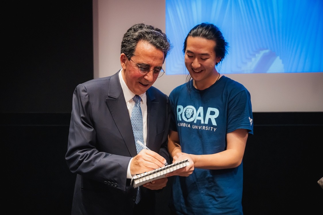 Santiago Calatrava signing an autograph