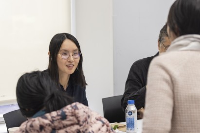 Danqi Chen speaks with students