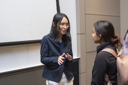 Danqi Chen speaking with a lecture attendee